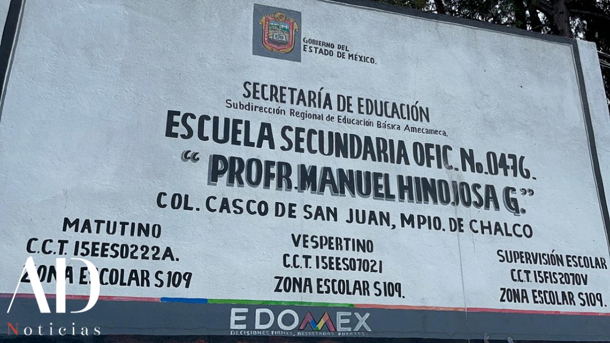 Letrero de la Escuela Secundaria Ofic. N. 0476 'Profr. Manuel Hinojosa G.' en Chalco, Estado de México. Incluye información sobre turnos matutino y vespertino, así como datos de supervisión escolar.