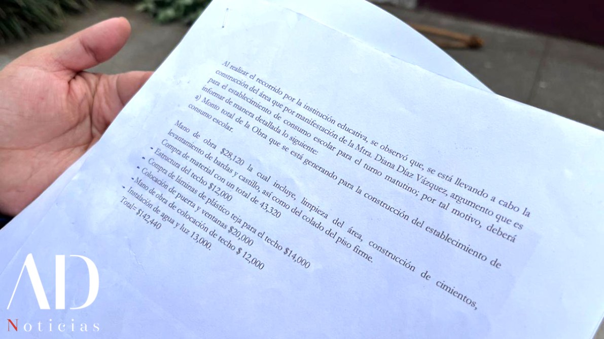 Documento que detalla costos y materiales para la construcción de un establecimiento educativo en español, con una mano sosteniendo el papel.