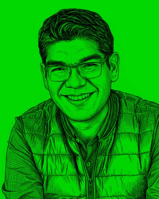 Retrato de un hombre sonriente con gafas, usando un chaleco, sobre un fondo verde.