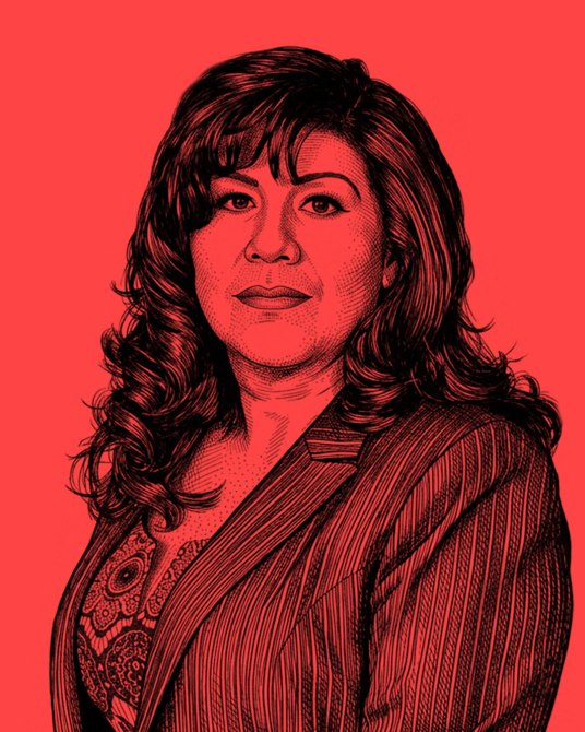 Retrato de una mujer con cabello rizado y vestido en un fondo rojo.