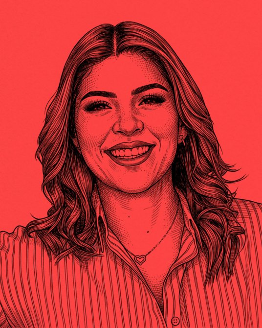 Retrato de mujer sonriente con cabello ondulado, usando una camisa de rayas y un collar en forma de corazón. Fondo rojo.