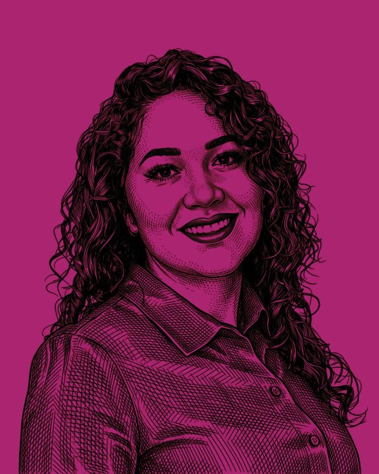 Retrato de una mujer sonriendo, con cabello rizado, sobre un fondo rosa vibrante.