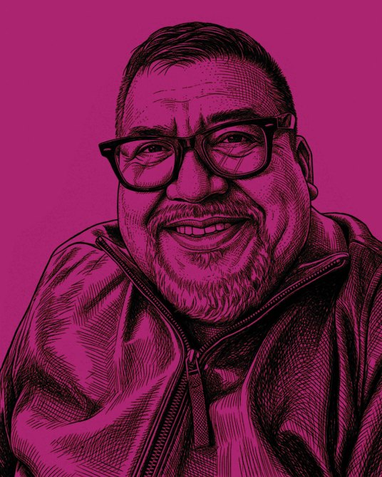 Retrato ilustrado de un hombre sonriendo, con cabello corto y barba, usando gafas y una chaqueta, sobre un fondo morado.