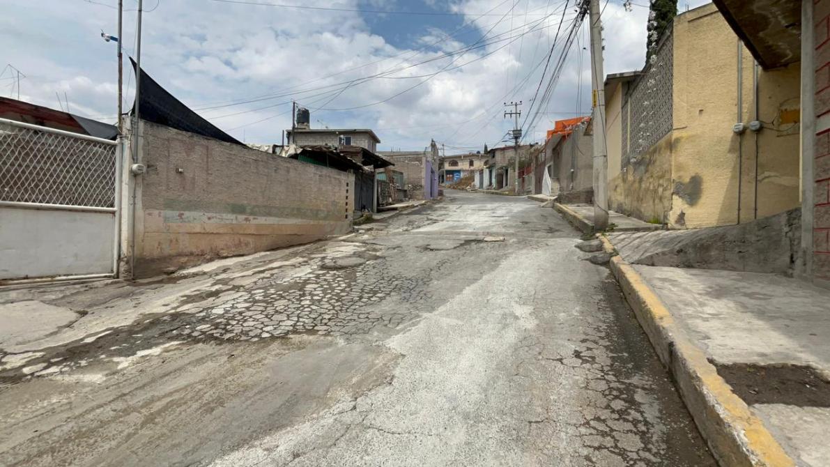 vecinos rehabilitan calle en ixtapaluca