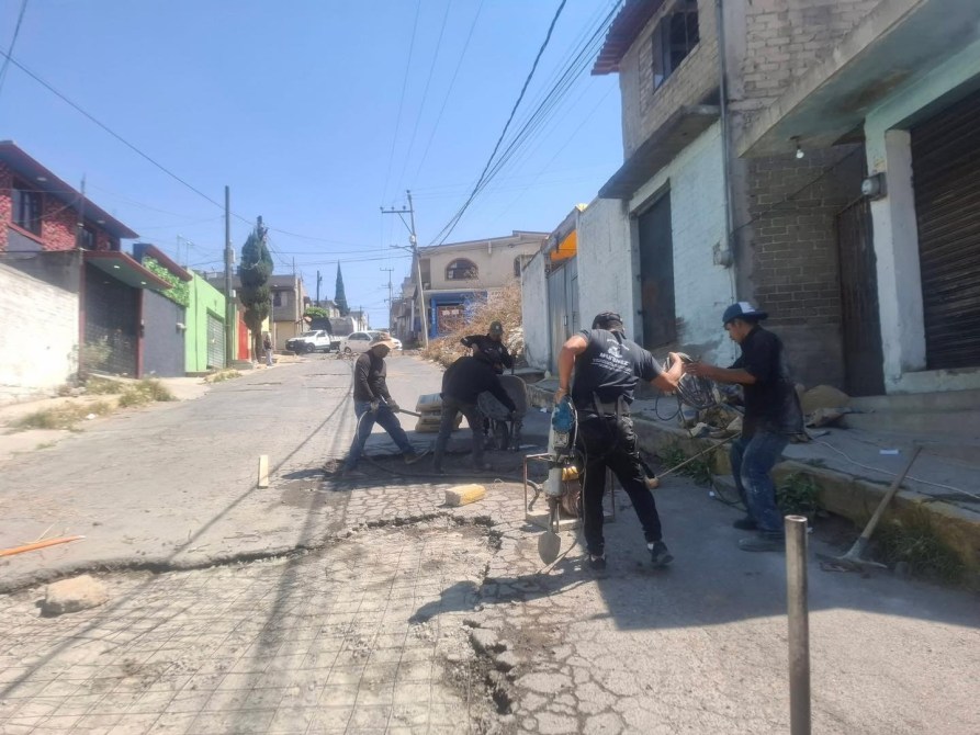 vecinos rehabilitan calle en ixtapaluca