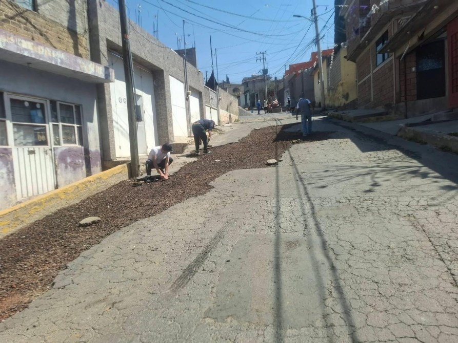 vecinos rehabilitan calle en ixtapaluca