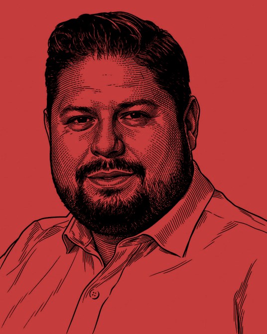 Retrato estilizado de un hombre con barba y cabello oscuro, sonriendo frente a un fondo rojo.