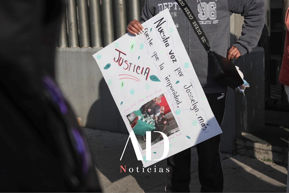 Persona sosteniendo un cartel que dice 'Nuestra voz por Josselyn, más justicia que la impunidad', en un ambiente de protesta.