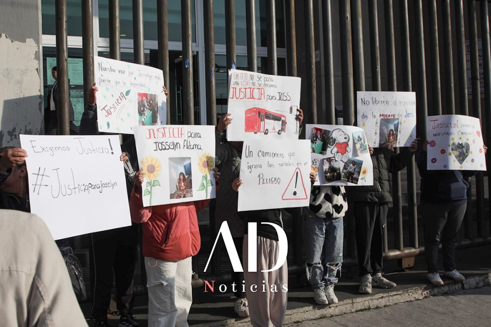Protesta con carteles exigiendo justicia para Josselyn Aldama, destacando mensajes sobre la impunidad y la seguridad vial.