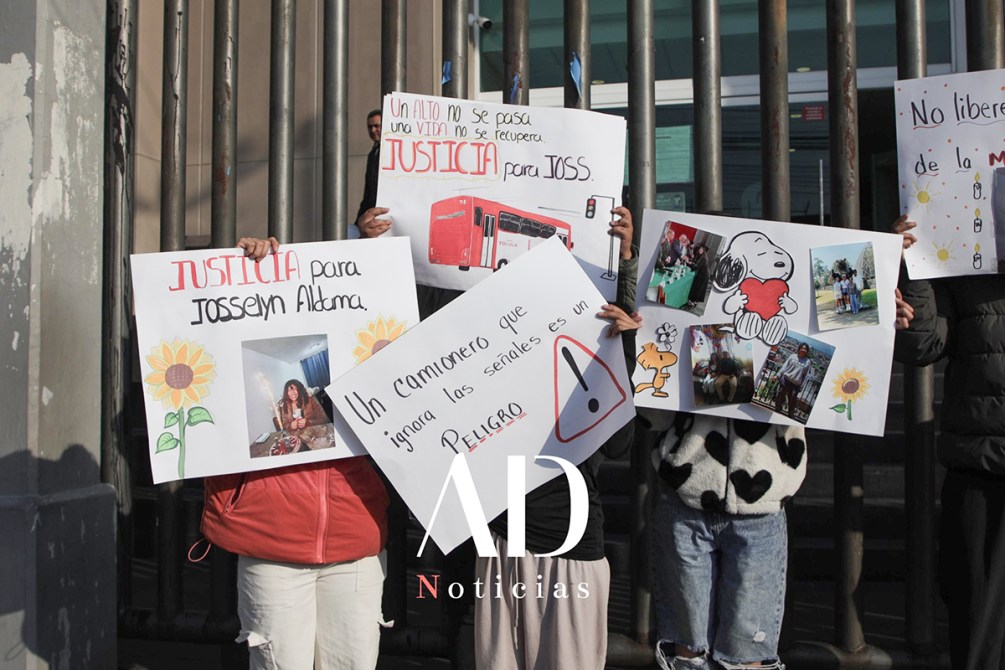 Personas sosteniendo carteles que piden justicia para Josselyn Aldama, con dibujos y fotografías en los carteles, en un entorno urbano.