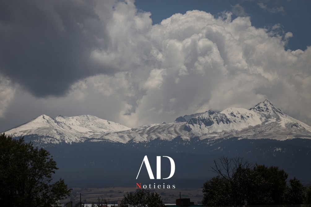 Montañas nevadas bajo un cielo nublado.