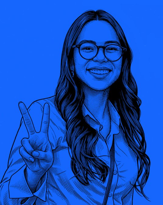 Retrato de una mujer joven con gafas, sonriendo y haciendo el signo de paz, sobre un fondo azul.