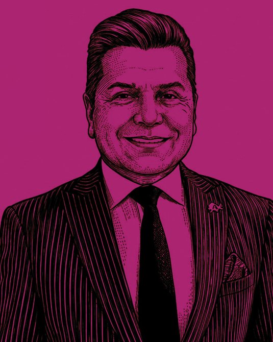 Retrato estilizado de un hombre con cabello peinado hacia atrás, usando un traje de rayas y corbata negra, sobre un fondo morado.