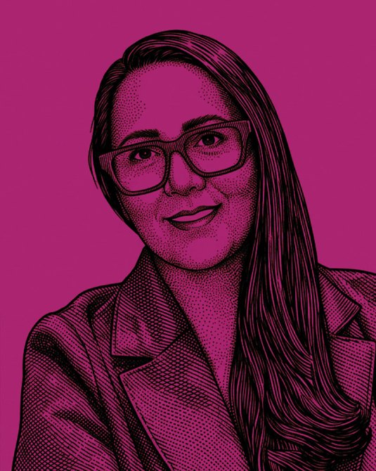 Retrato de una mujer con cabello largo y lacio, usando gafas grandes y sonriendo. Fondo de color rosa.