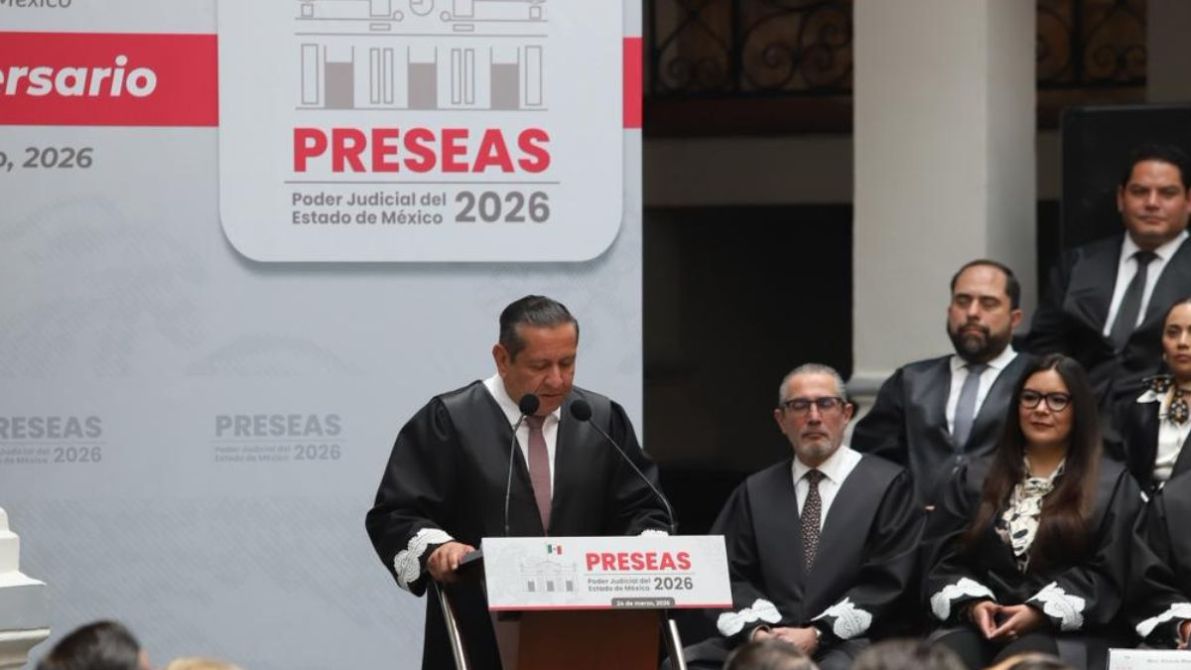 Ceremonia inaugural de las preseas de 2026 en el Poder Judicial del Estado de México, con un orador en el podio y varios asistentes en el fondo.