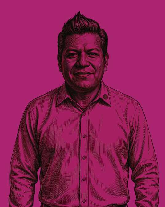 Retrato de un hombre con cabello corto y peinado hacia arriba, usando una camisa de botones, frente a un fondo morado.