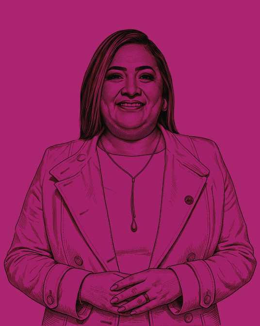 Retrato de una mujer sonriendo, con cabello largo y lacio, vestida con una chaqueta clara, en un fondo rosa.