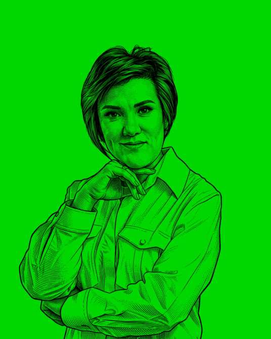 Retrato de una mujer con cabello corto, vestida con una camisa de trabajo, sonriendo y apoyando la mano en la barbilla, sobre un fondo verde brillante.