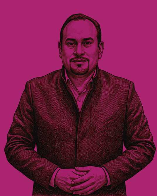 Ilustración de un hombre con chaqueta, de pie con las manos entrelazadas, sobre un fondo rosa.