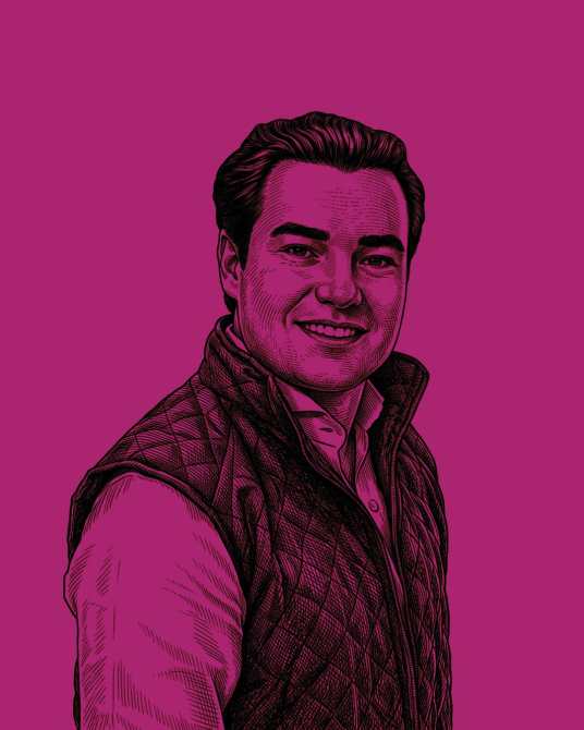 Retrato de un hombre sonriendo, con un chaleco y fondo rosa.