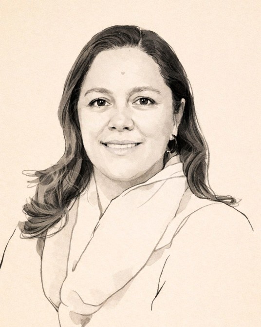 Retrato ilustrado de una mujer sonriendo, con cabello ondulado y un abrigo claro, sobre un fondo neutro.