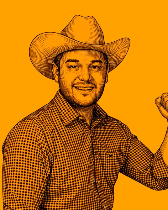 Retrato de un hombre con sombrero vaquero y camisa de cuadros, sonriendo y levantando un puño en un fondo amarillo.