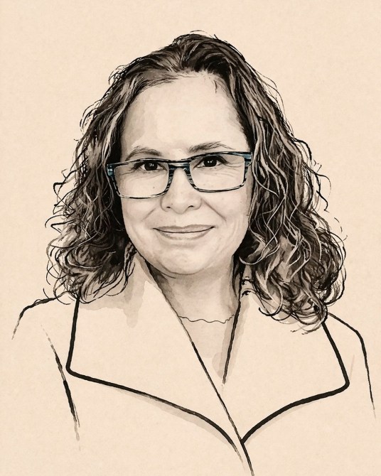 Retrato en tinta de una mujer con cabello rizado y anteojos, sonriendo y vistiendo un abrigo claro.