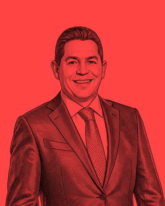 Ilustración de un hombre sonriente con traje sobre un fondo rojo.