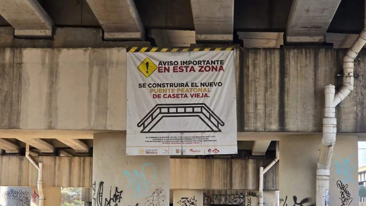 Un cartel informativo colgado bajo un puente que anuncia la construcción de un nuevo puente peatonal en la zona de Caseta Vieja.