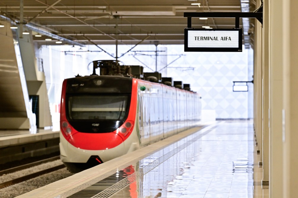 Tren en la terminal AIFA con señalización visible.