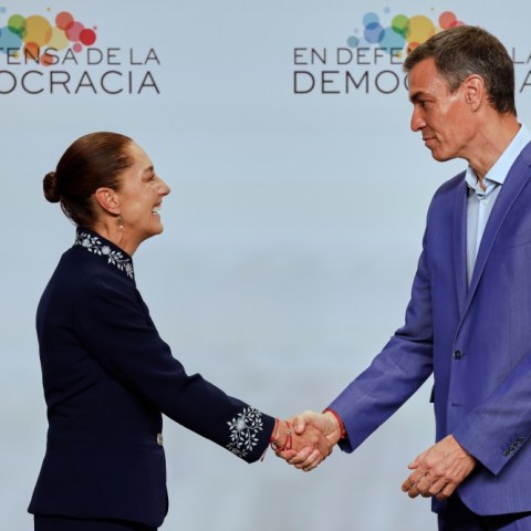 Claudia Sheinbaum participa en cumbre progresista en Barcelona junto a líderes internacionales