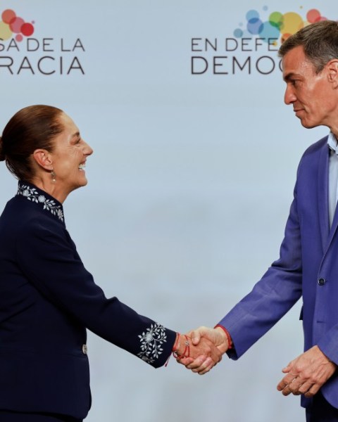 Claudia Sheinbaum participa en cumbre progresista en Barcelona junto a líderes internacionales