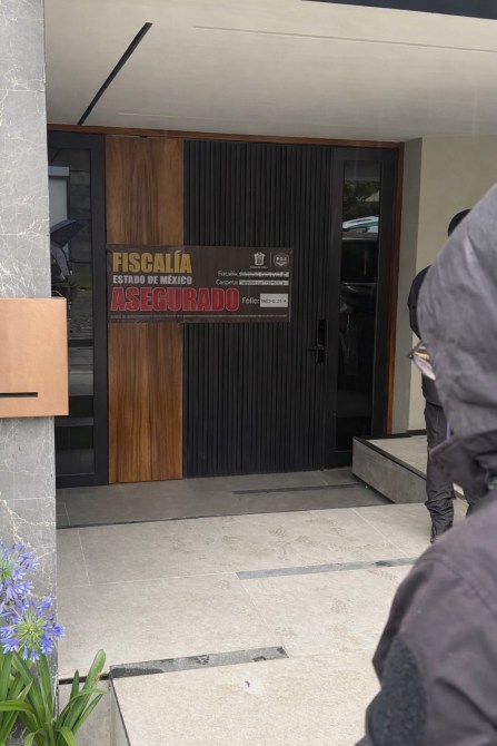 Puerta de la Fiscalía del Estado de México, con un letrero que indica que está asegurada.