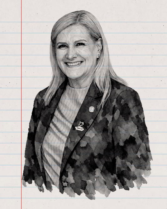 Retrato en acuarela de una mujer sonriente con cabello largo y lacio, vistiendo una chaqueta oscura con un pin en el lado izquierdo. El fondo es una hoja de papel con líneas verticales.