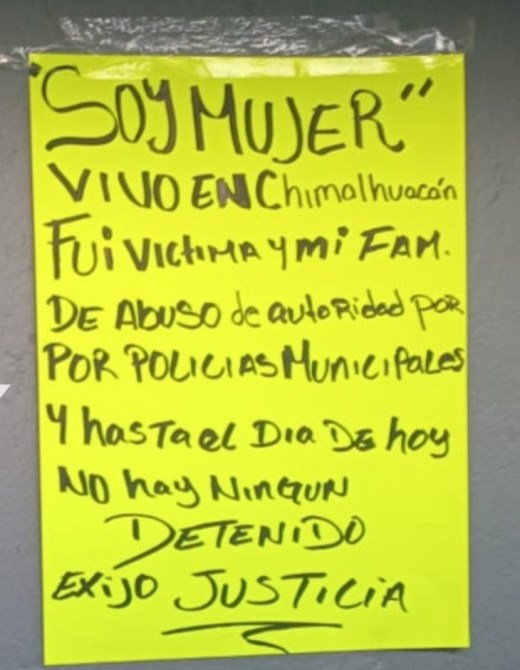 Cartel amarillo que dice 'SOY MUJER' y denuncia abuso de autoridad por parte de policías en Chimalhuacán, exigiendo justicia.