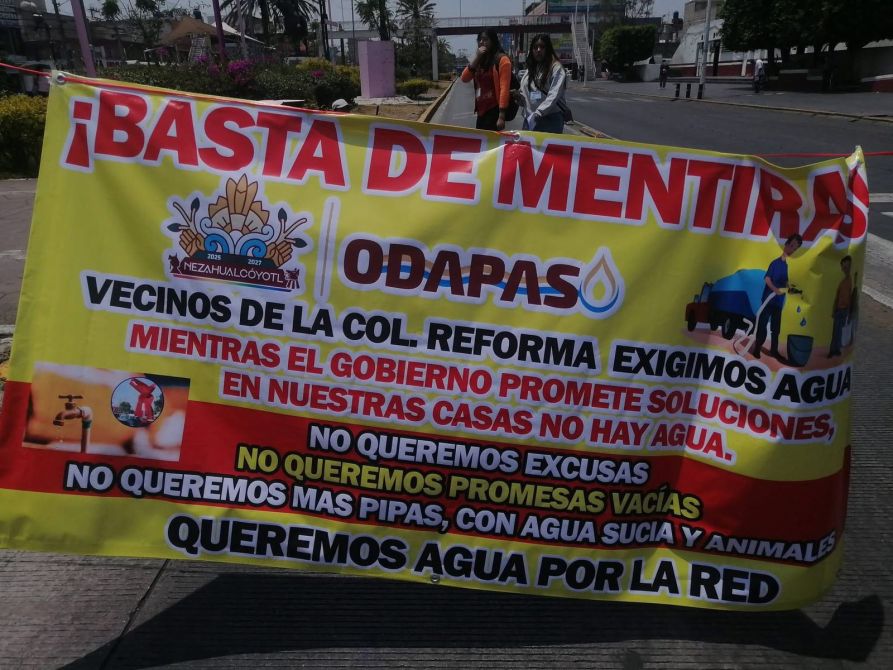 Banner de protesta que dice '¡BASTA DE MENTIRAS! VECINOS DE LA COL. REFORMA EXIGIMOS AGUA. MIENTRAS EL GOBIERNO PROMETE SOLUCIONES, EN NUESTRAS CASAS NO HAY AGUA.' con imágenes de un grifo y personas trabajando.