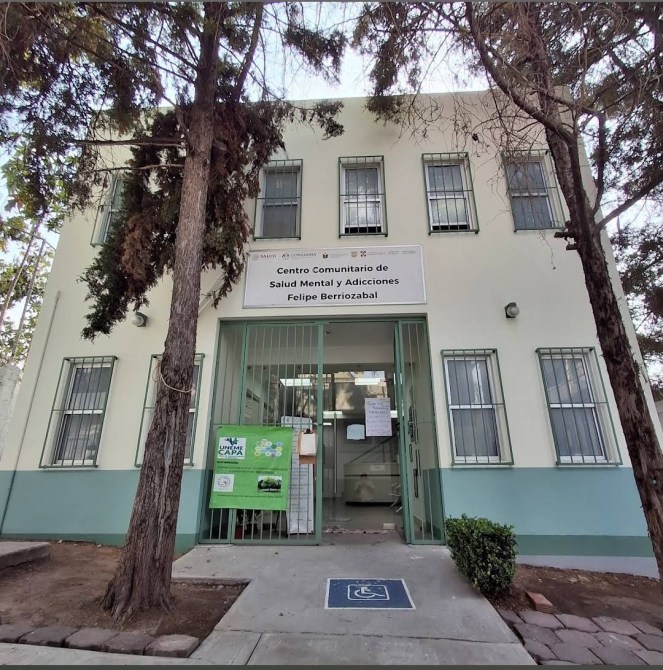Fachada del Centro Comunitario de Salud Mental y Adicciones Felipe Berriozábal, mostrando la entrada principal y accesos.