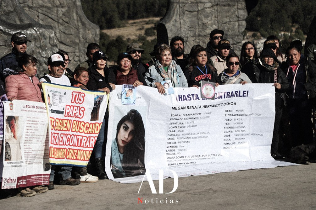 Grupo de personas sosteniendo carteles en una manifestación, buscando a Megan Renata Hernández Ochoa, desaparecida desde 2020.