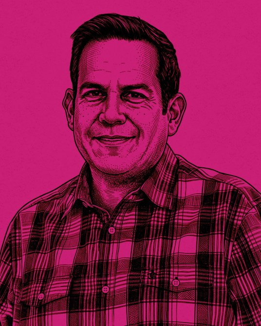 Retrato estilizado de un hombre sonriendo, con una camisa de cuadros, sobre un fondo rosa.
