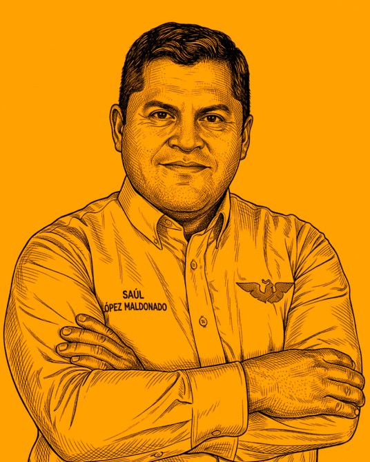 Retrato de un hombre con el nombre Saúl López Maldonado, vestido con una camisa clara y con los brazos cruzados, frente a un fondo naranja.