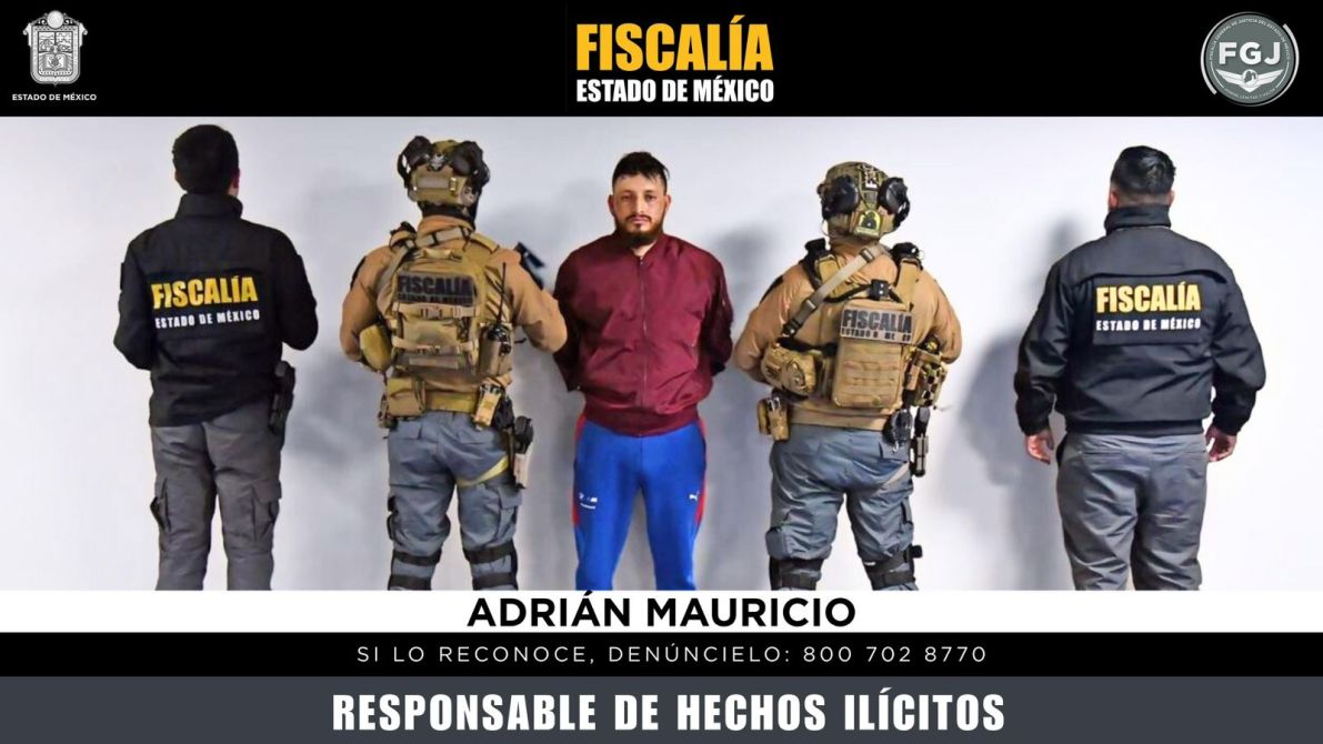 Un hombre de pie en el centro, rodeado por tres agentes de la fiscalía. El hombre viste una chaqueta roja y pantalones deportivos azules, mientras que los agentes llevan uniformes tácticos. El fondo es blanco y se muestra información sobre la fiscalía del estado de México.