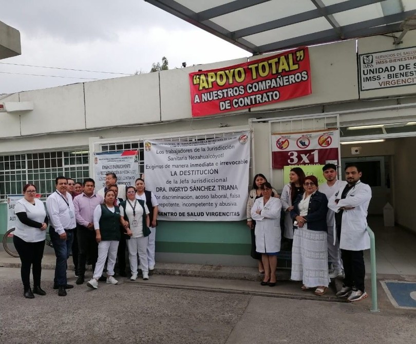 Grupo de trabajadores de la salud frente al Centro de Salud Virgincentas, sosteniendo un cartel que exige la destitución de la jefa jurisdiccional, Dra. Ingryd Sánchez Triana, por supuestas prácticas de discriminación y acoso laboral.