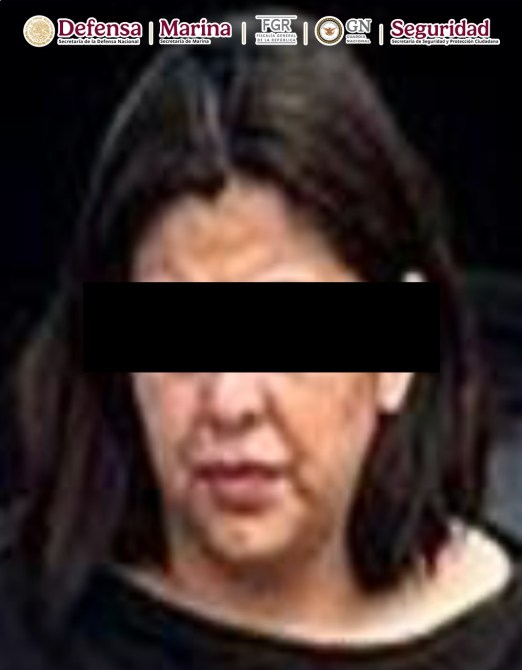 Mujer con cabello oscuro y parte de su rostro cubierto en un entorno oscuro.