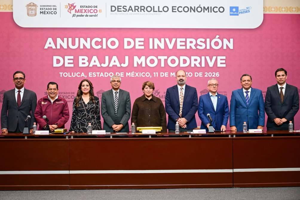 Anuncio de inversión de Bajaj Motodrive en Toluca, Estado de México, con varios funcionarios en un evento formal.
