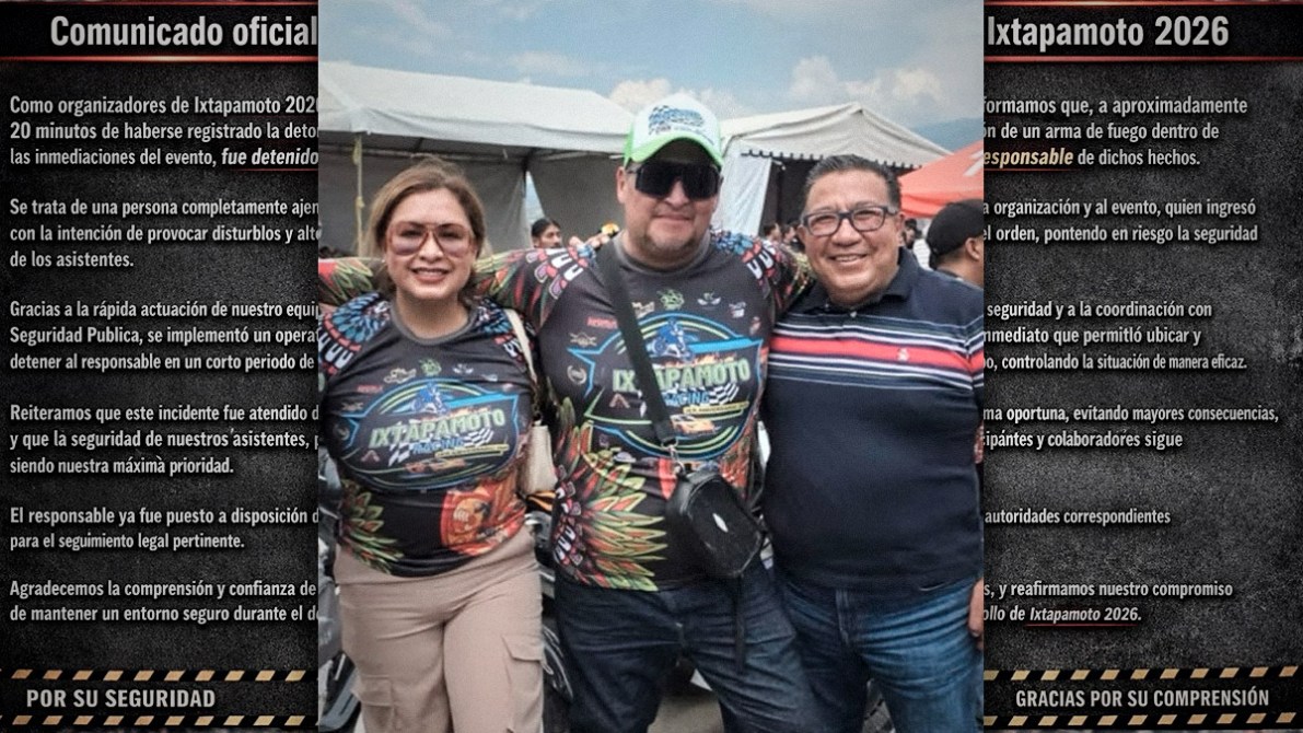 Tres personas posando juntas en un evento, vistiendo camisetas del evento Ixtpamoto 2026, con un ambiente festivo y carpa al fondo.