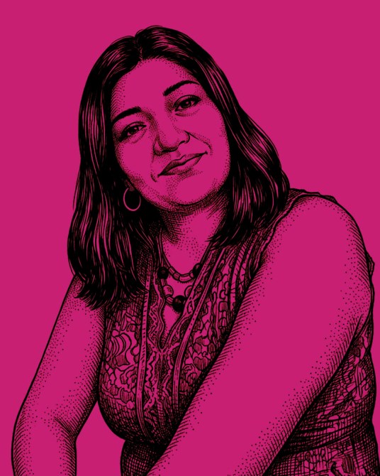 Retrato de una mujer sonriendo, con un fondo rosa vibrante y vestimenta colorida.