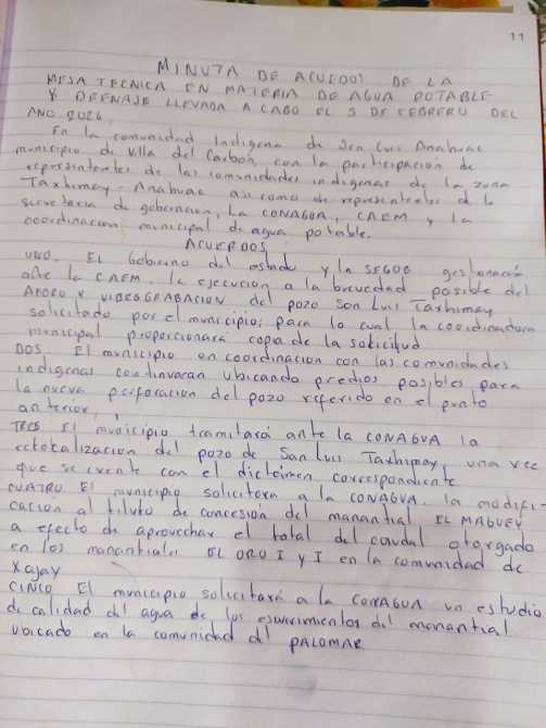 Documento manuscrito que contiene una minuta de acuerdo de una mesa técnica sobre el tema de agua potable, con detalles sobre acciones y acuerdos entre el gobierno y la comunidad.