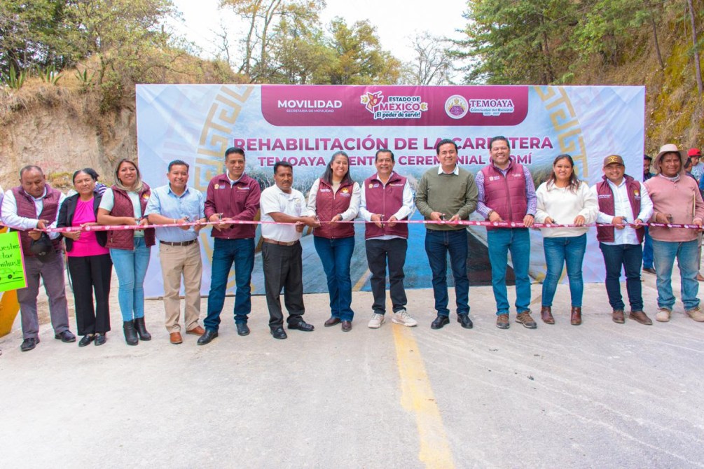 Inauguración de la rehabilitación de la carretera en Temoaya, México, con funcionarios y asistentes sosteniendo una cinta ceremonial.