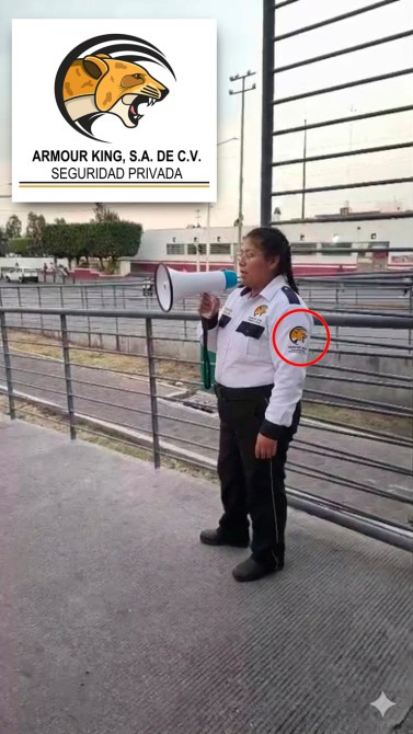 Una guardia de seguridad vestida con uniforme blanco y negro sostiene un megáfono mientras se encuentra de pie en un área al aire libre. Se observa el logo de 'Armour King, S.A. de C.V.' en su uniforme.