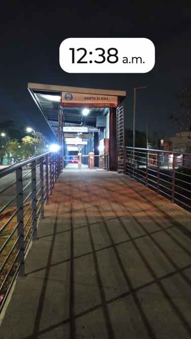 Andén de la estación Santa Elena por la noche, con un reloj que marca las 12:38 a.m.